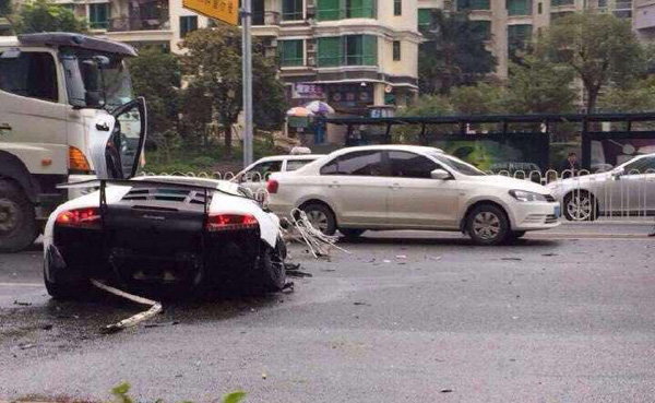 Lamborghini uništen u udesu