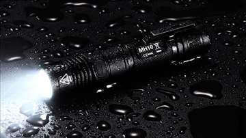Baterijska lampa Nitecore MH10 komplet