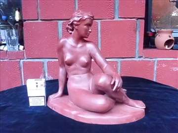 Skulptura nage žene
