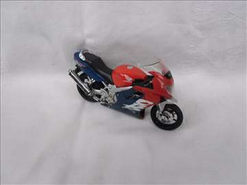 Burago motor Honda 600 F 1:18, dosta izgreban