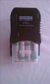 Nov punjač za baterije AA  