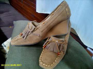 Bez cipele prevrnuta koza