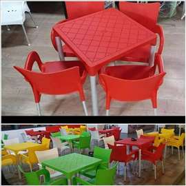 Stolice u raznim bojama i stolovi