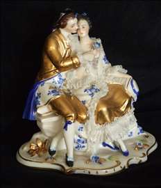 Stara porcelanska figura zaljubljenog para