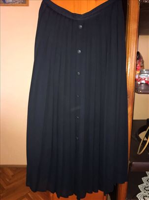 Crna plisirana postavljena suknja sa dugmadima 42