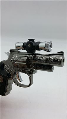 Upaljač revolver sa laserom akcija