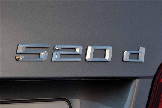 NOVO BMW oznaka za gepek 520d