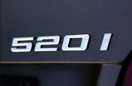 NOVO BMW oznaka za gepek 520i