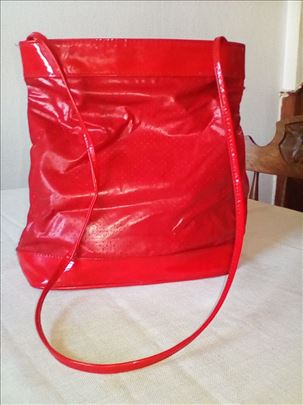 Crvena lakovana torba