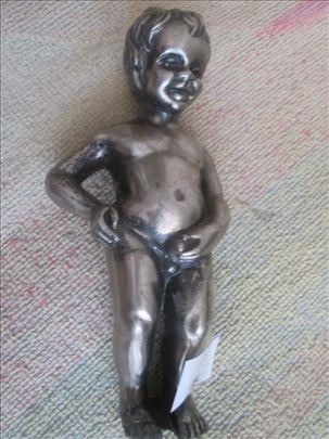 Metalna figura dečaka