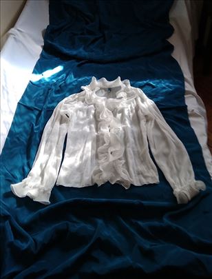 Bela košulja sa ukrasima od plisea - izuzetna