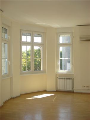 Centar 140m, lux salonski blizina Skupstine 1300