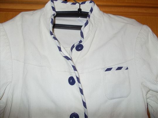 Beli somotski žaket blago strukiran