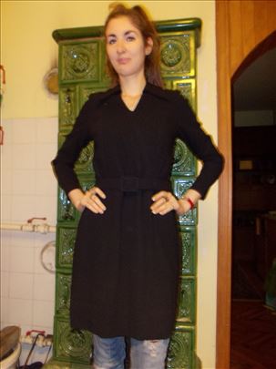 Crna vunena retro haljina sa v izrezom 
