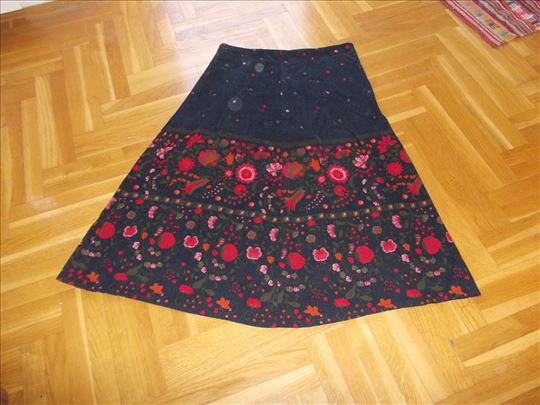Zvonasta crno-crvena suknja od sitnog somota