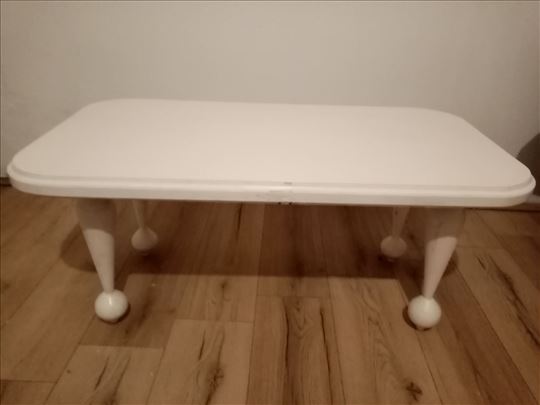 Beli drveni sto 