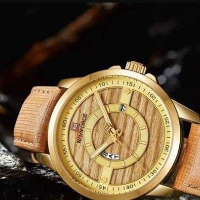 Zlatni elegantni sat u mahagoni stilu