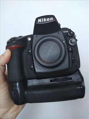 Nikon D700 FX telo + grip (dve baterije)