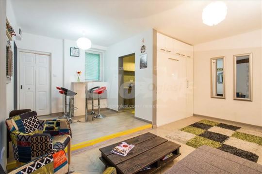 Stan u Francuskoj (kod pizze Bucko), vlasnik