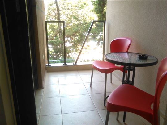 Izdaje se u sezoni apartman No1. Centar Budve