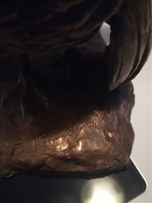 Skulptura curan bronza