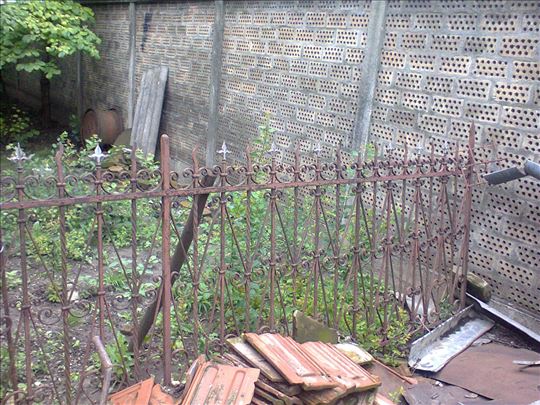 Kovana metalna ograda stara preko 100 godina