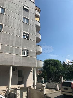 Udoban namešten stan u centru – mirna lokacija