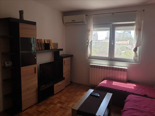 Izdaje se 1.5 namešten stan u širem centru Panceva