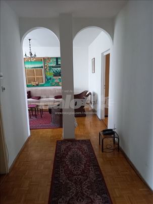 Izdajem namešten stan na Konjarniku