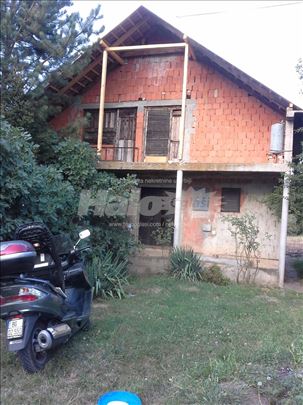 ČENTA  useljiva kuća , 20 ari placa