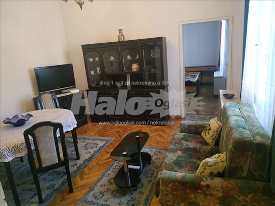 Izdajem namešten stan u širem centru
