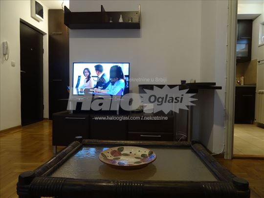 Garsonjera sa malim dvoristem na Autokomandi