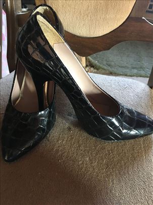 Crne lakovane cipele