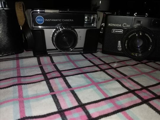 Prodajem 4 foto aparata sa sve torbicama od kože