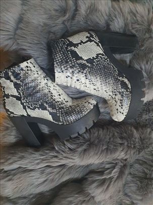 Udobne moderne čizmice!