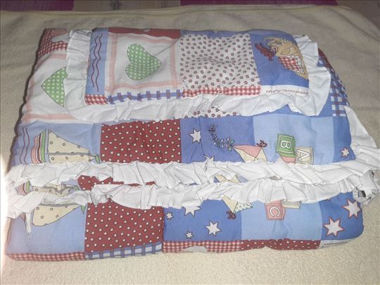 Bebi posteljina sa ogradicom za krevetac