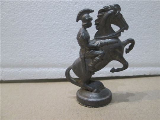 Metalna figura konjanika