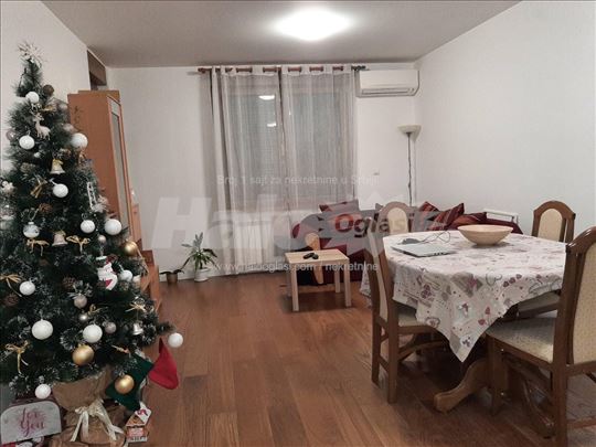 Izdajem stan u gornjem gradu.Zemun,Dobanovacka 54
