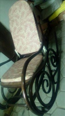 Stara stolica ljuljaska u dobrom ocuvanom stanju