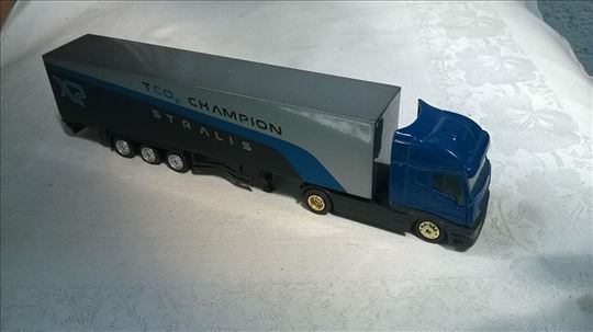 Kamion Iveco Stralis sa metalnom prikolicom Strali