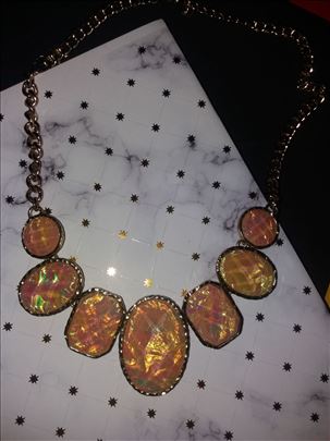 Ženska ogrlica sa žutim detaljima