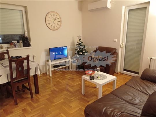 Prelep stan u Vojvode Vlahovića 