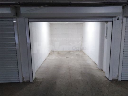 GARAŽA U CENTRU KOD SOCIJALNOG
