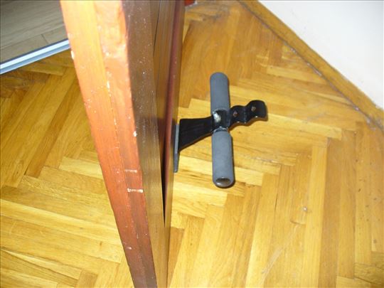 Vežba za trbušnjake montirano na vrata 