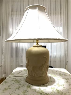 Keramička lampa sa reljefnim motivom slonova