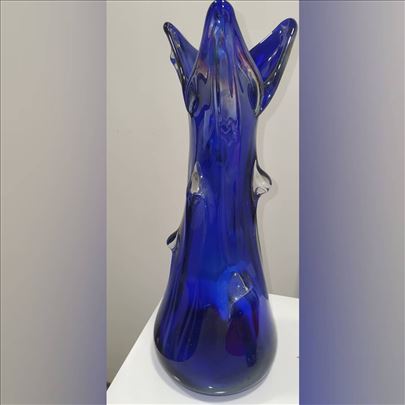 Vaza od plavog kobalt stakla