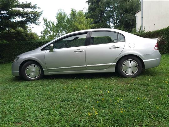 Honda Civic HIBRID garažiran u odlicnom stanju