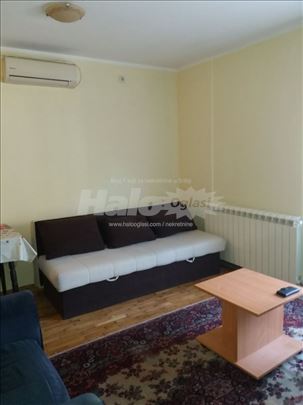 Izdajem garsonjeru u zgradi na Voždovcu.