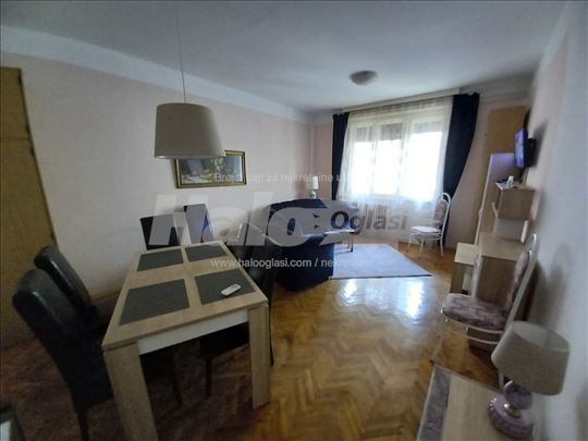 Slavija, sveže opremljen, pogled na fontanu