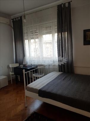 garsonjera u centru, izdavanje